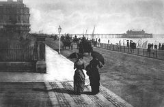 West-corner-of-Warrior-Square-and-Eversfield-Place-with-Hastings-Pier-in-the-background.-1904.